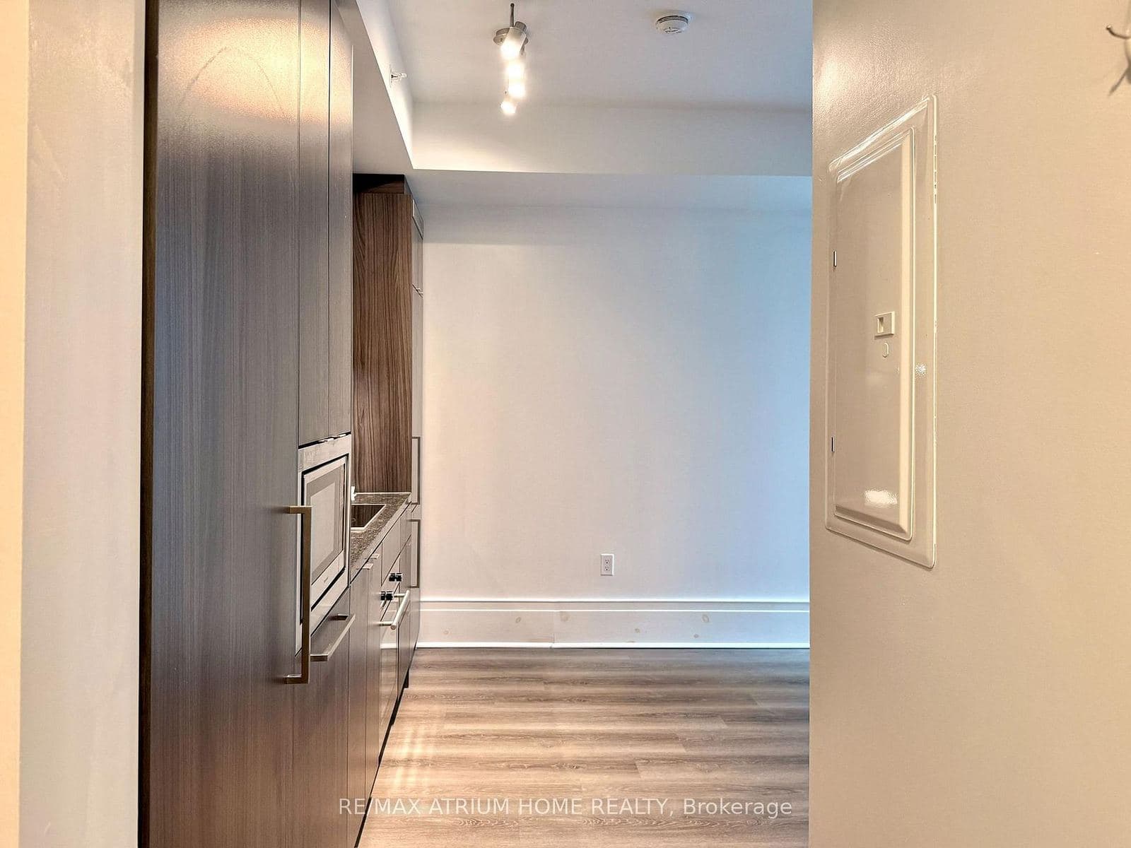 Bachelor Suite at King Blue Condos, Entertainment District photo 2