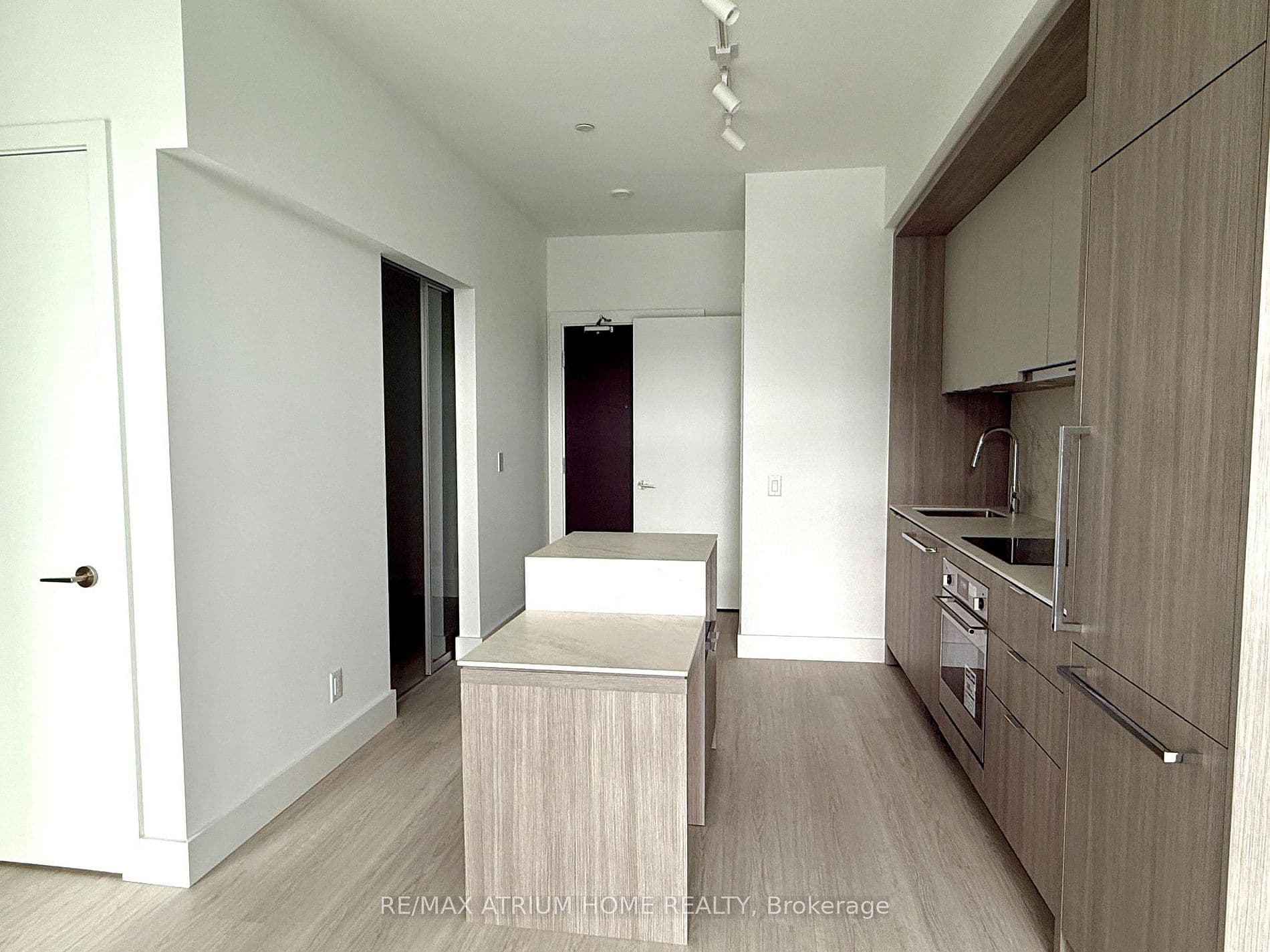 1+Den Suite at 6 Greenbriar Road, Bayview Village photo 2