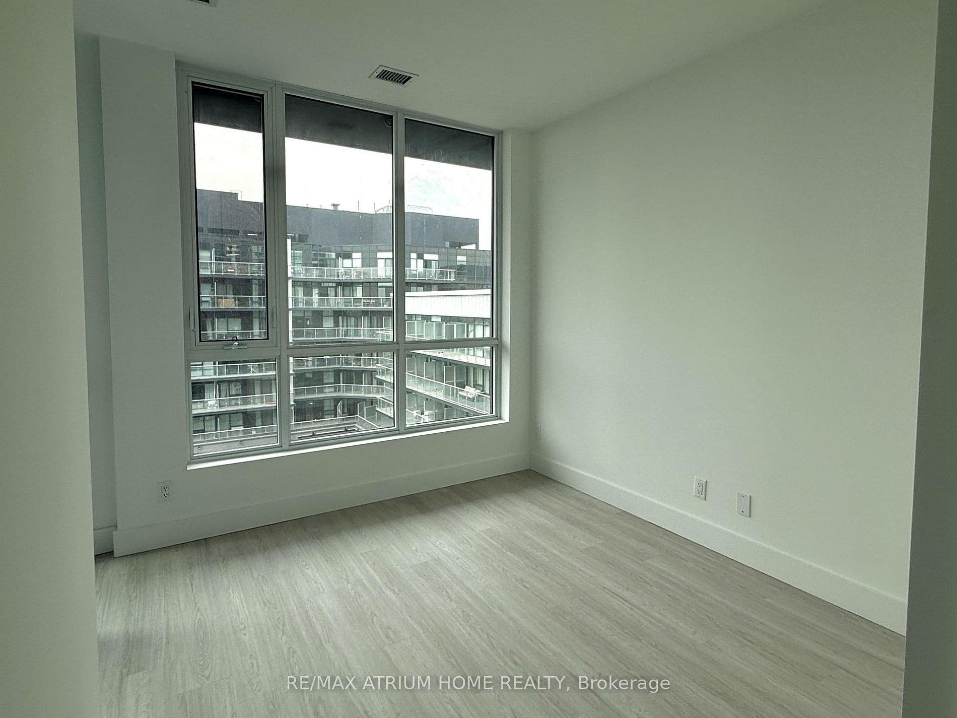 1+Den Suite at 6 Greenbriar Road, Bayview Village photo 3