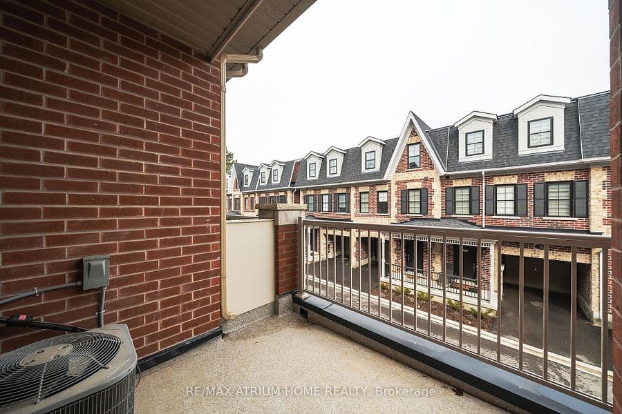 End-Unit Townhome in Heritage Village, Maple
