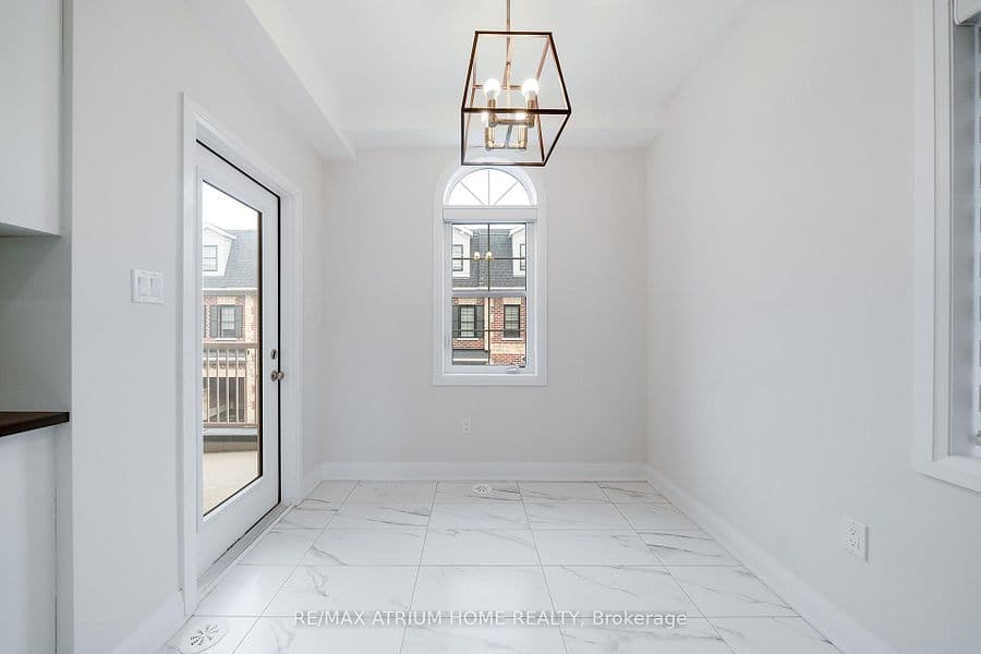 End-Unit Townhome in Heritage Village, Maple photo 2