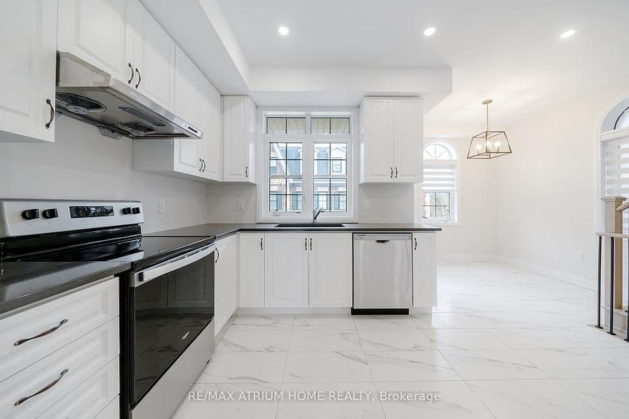 End-Unit Townhome in Heritage Village, Maple photo 4