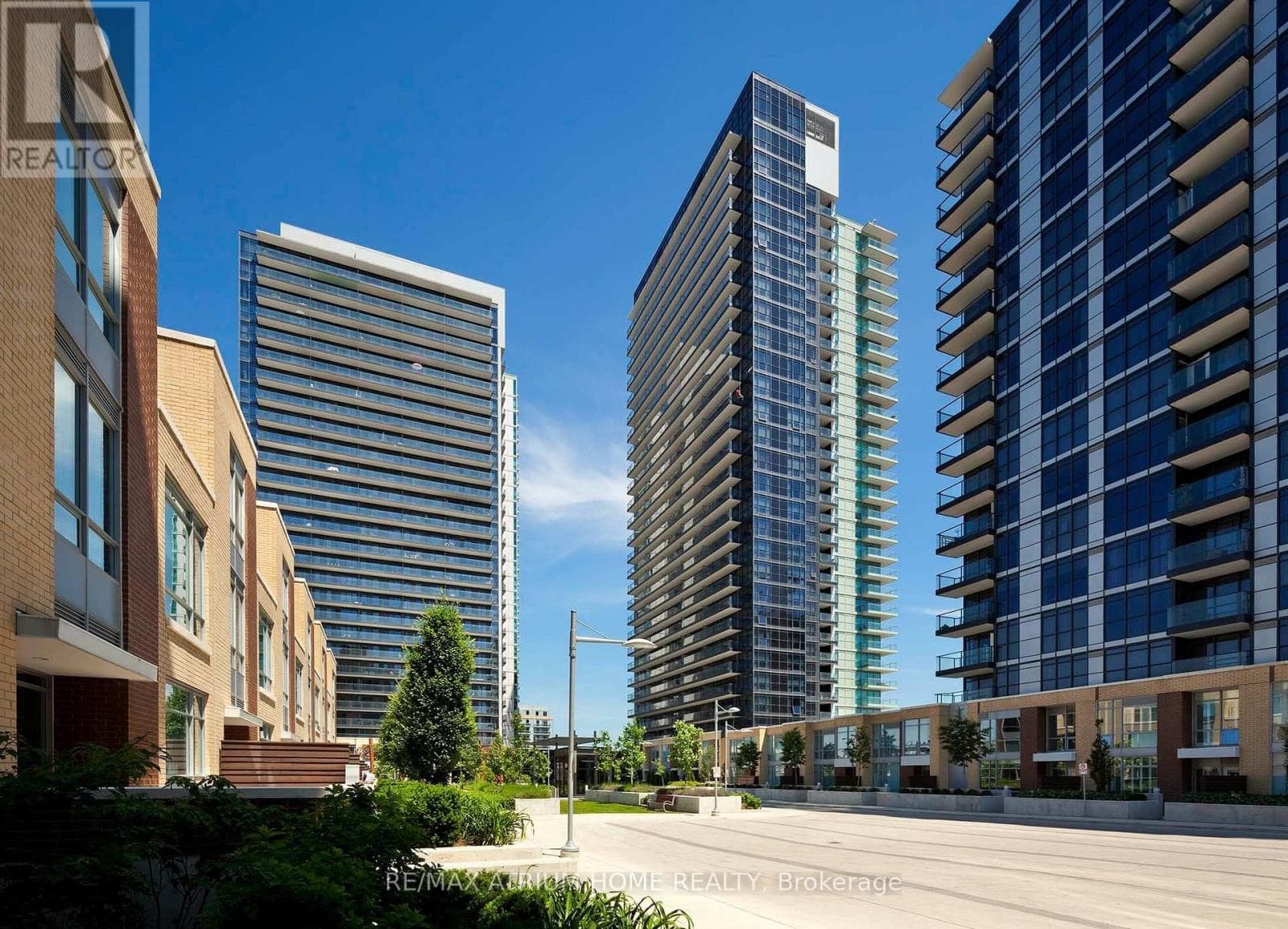 Southwest Corner Suite at Discovery, Bayview Village photo 2