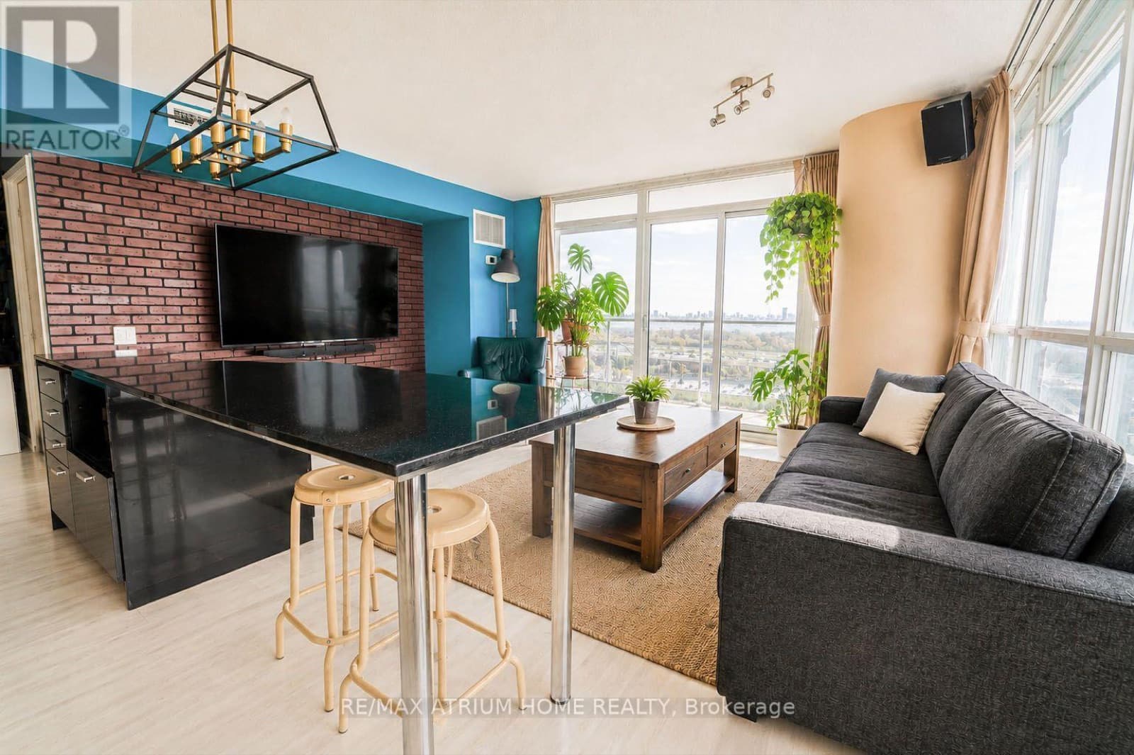 Southwest Corner Suite at Discovery, Bayview Village photo 4